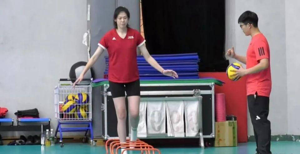 李盈莹康复进展顺利，中国女排备战新篇章