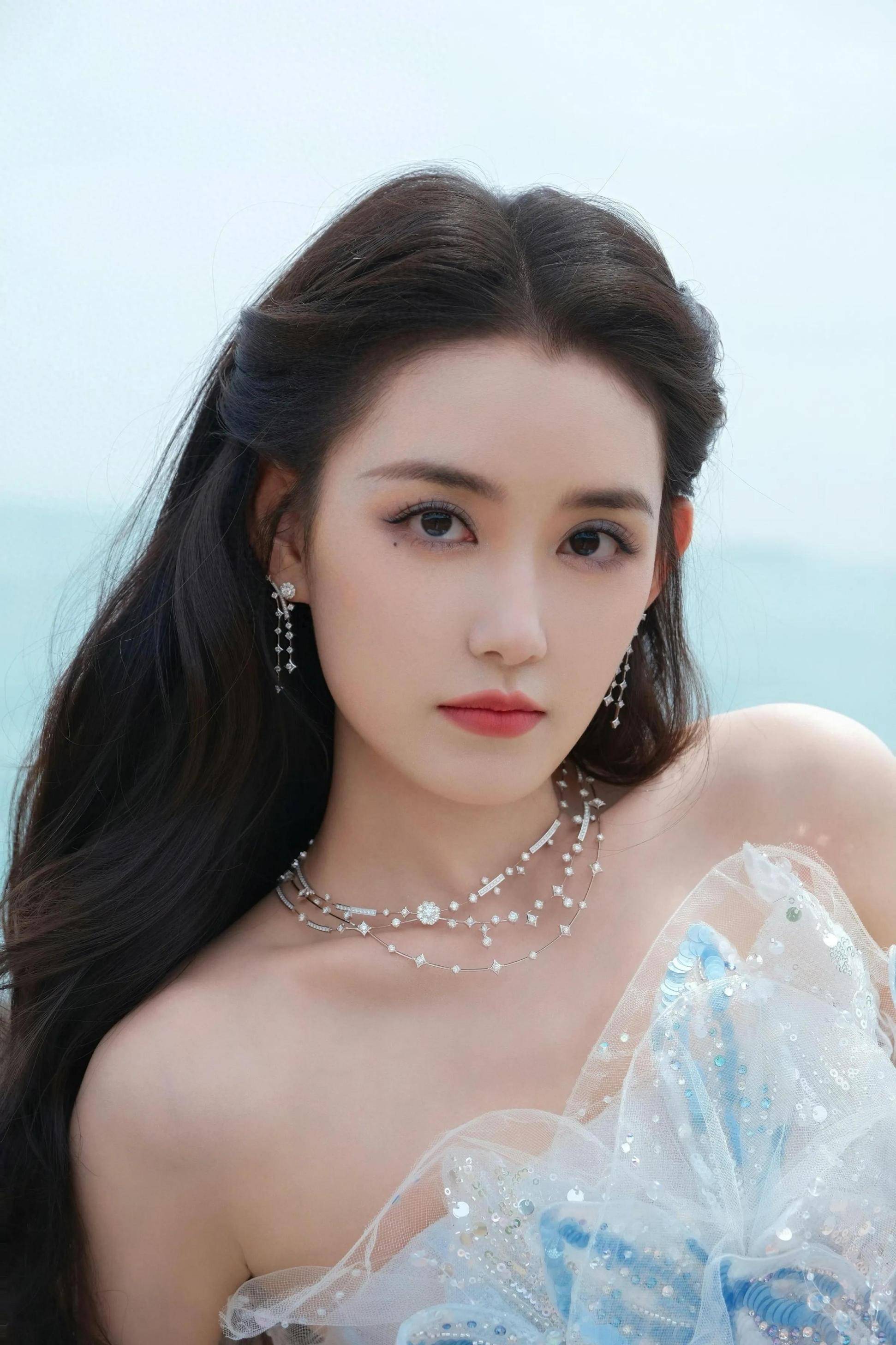 原创蒋依依一袭渐变蓝白的抹胸鱼尾礼服仿佛是从童话中走出的公主