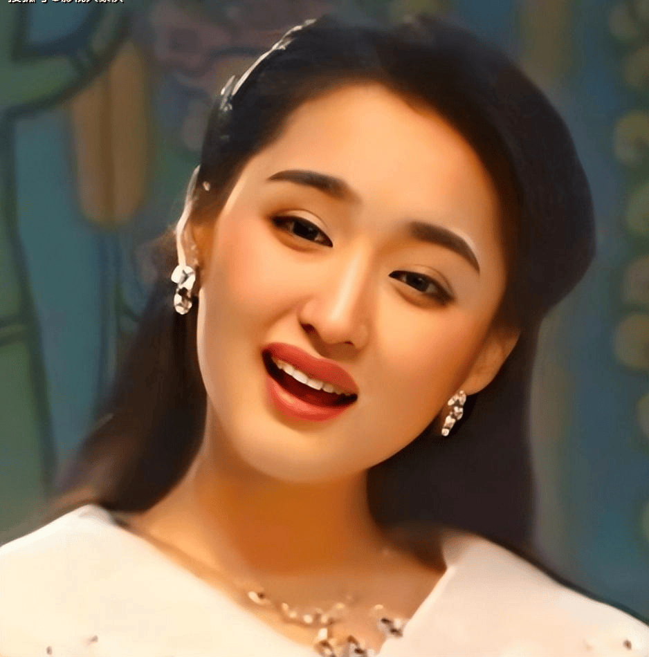 53岁杨钰莹现状住深圳豪宅穿碎花裙皮肤光滑在自家楼顶种菜