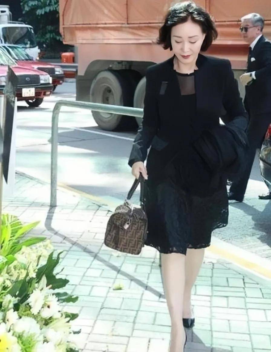 婚后的几年里,何莉莉相继生下了三个女儿和一个儿子,全心全意照顾家庭