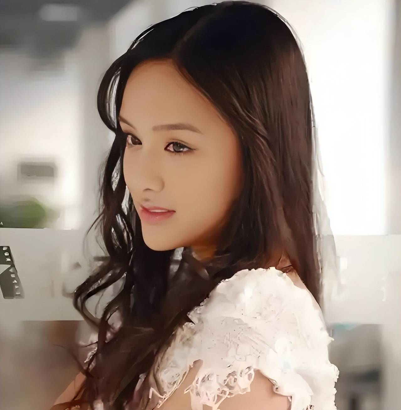 饶敏莉:17岁登春晚,影帝"包养"12年,如今选择离婚