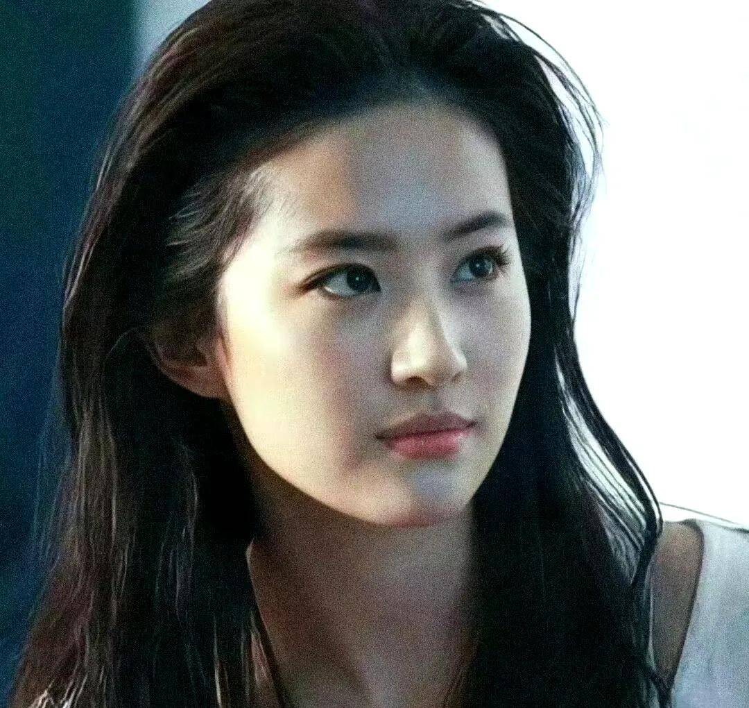 37岁耳鬓白发,坦然面对衰老,真心佩服她的自然美