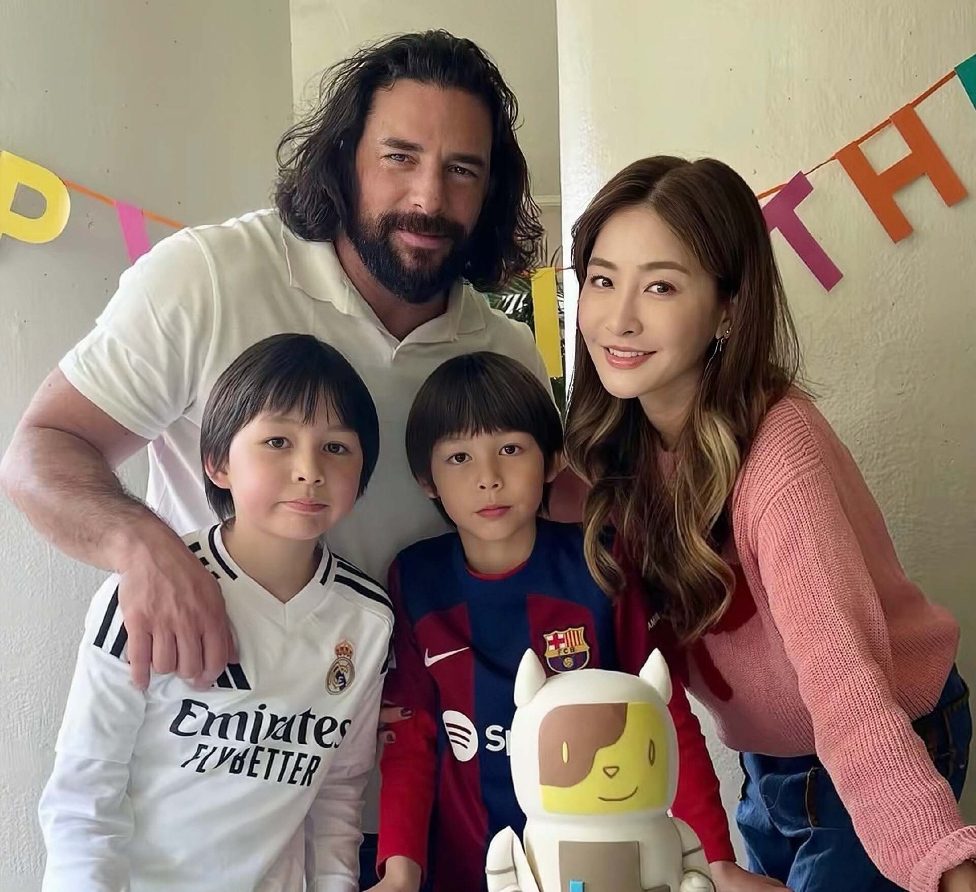 香港女星为外籍老公庆生,满脸络腮胡像原始人