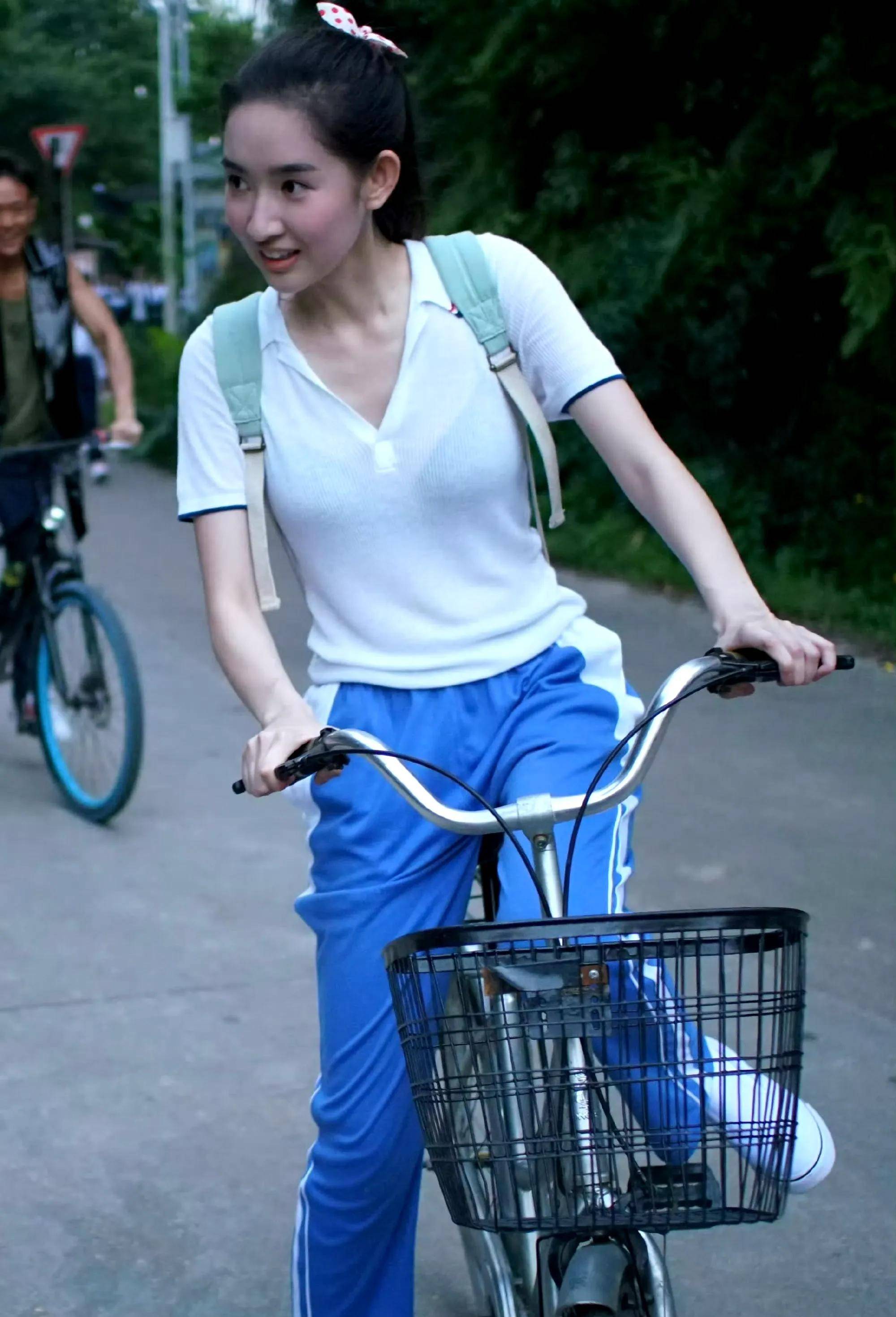 王玉雯内衣若隐若现,校服竟成透视装,谁能穿得下这样的校服?
