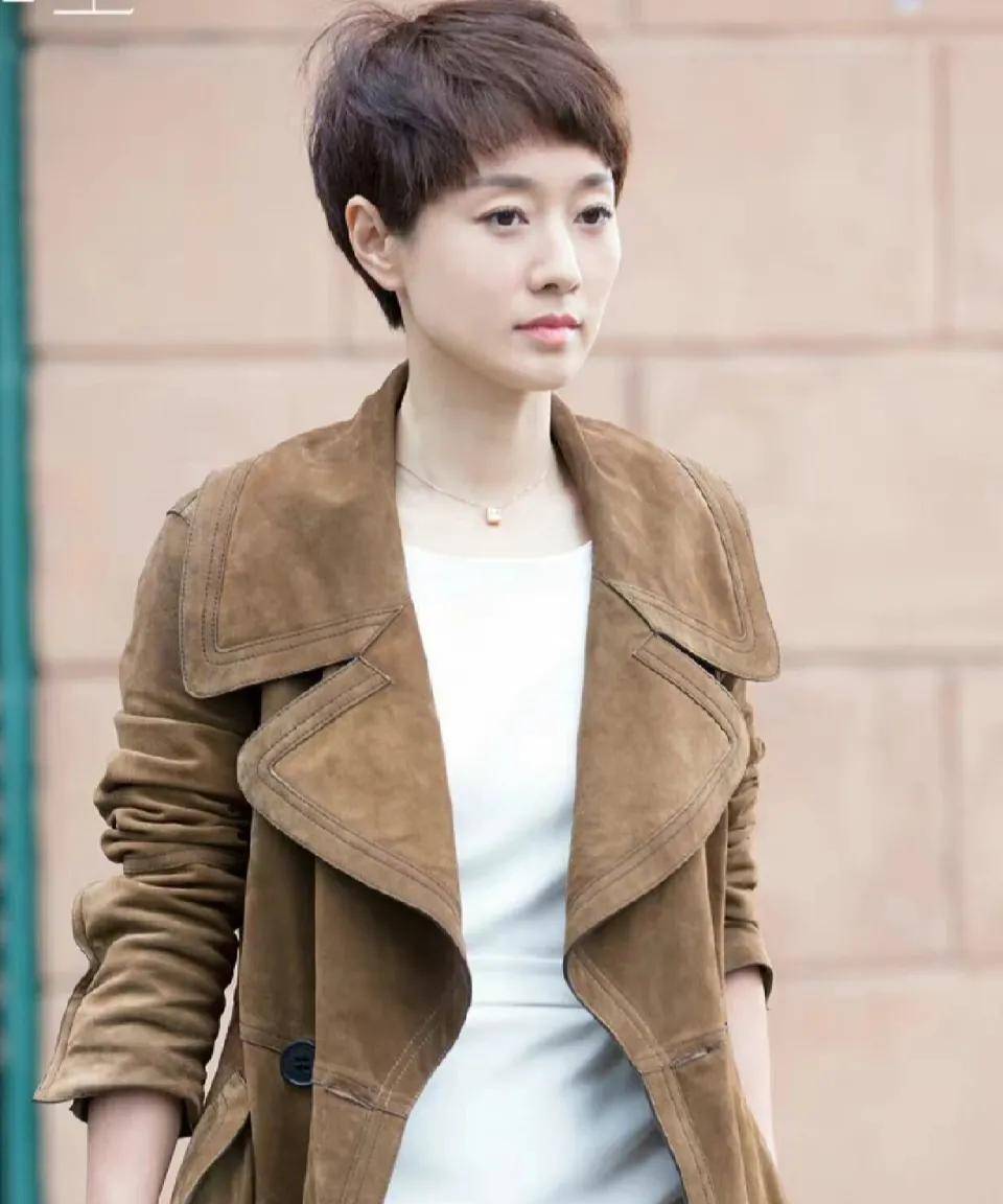 原创49岁马伊琍上海街头被偶遇换了发型后洋气十足嫩的像个小姑娘