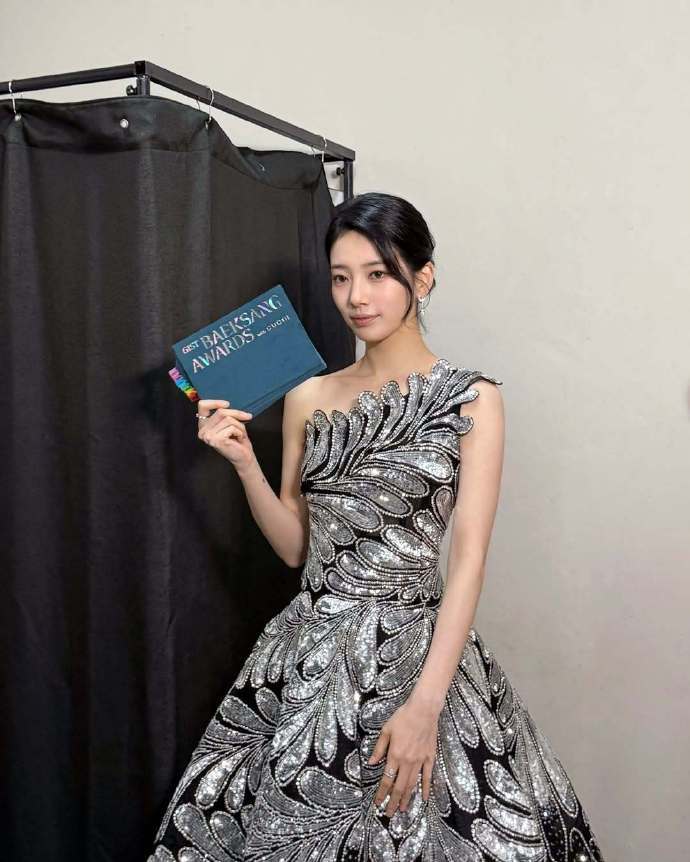 秀智验证“百想女王”地位,连续10年担任MC,两套礼服耀眼 插图2 秀智验证“百想女王”地位,连续10年担任MC,两套礼服耀眼 插图2