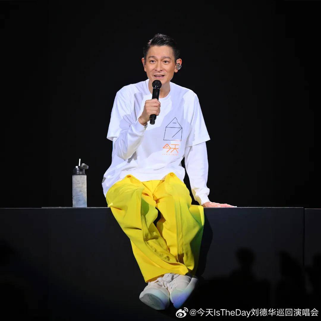 63岁刘德华回应"70岁还唱歌吗":"必须可以",展现舞台信念