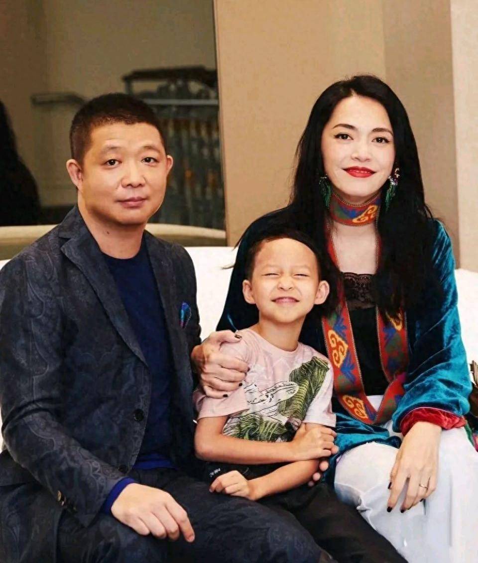 姚晨与老公同现身,男方朴素似大叔,姚晨依旧时尚靓丽