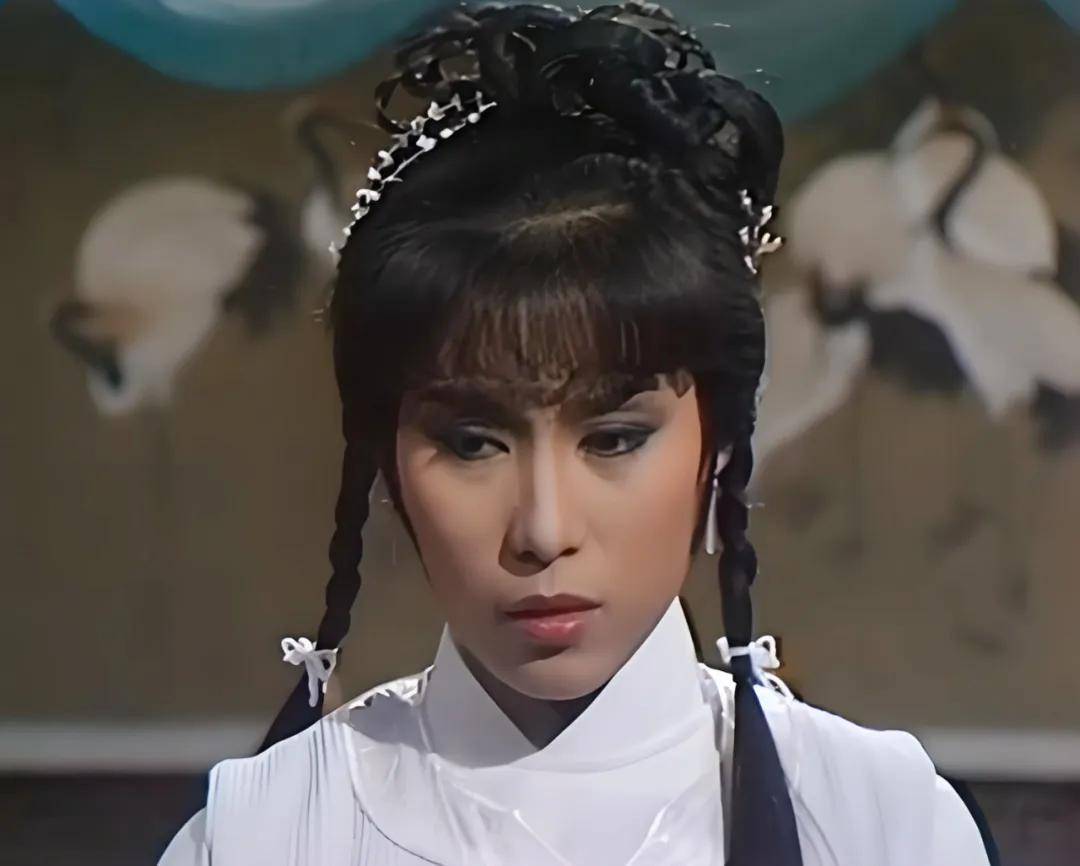 穆念慈身世不幸,幼年时亲生父母死于瘟疫,遇到落难的杨铁心,被收为