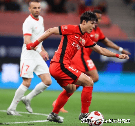 中超焦点战：上海海港3-1逆转青岛海牛，莱昂纳多制胜，蒯纪闻替补惊艳