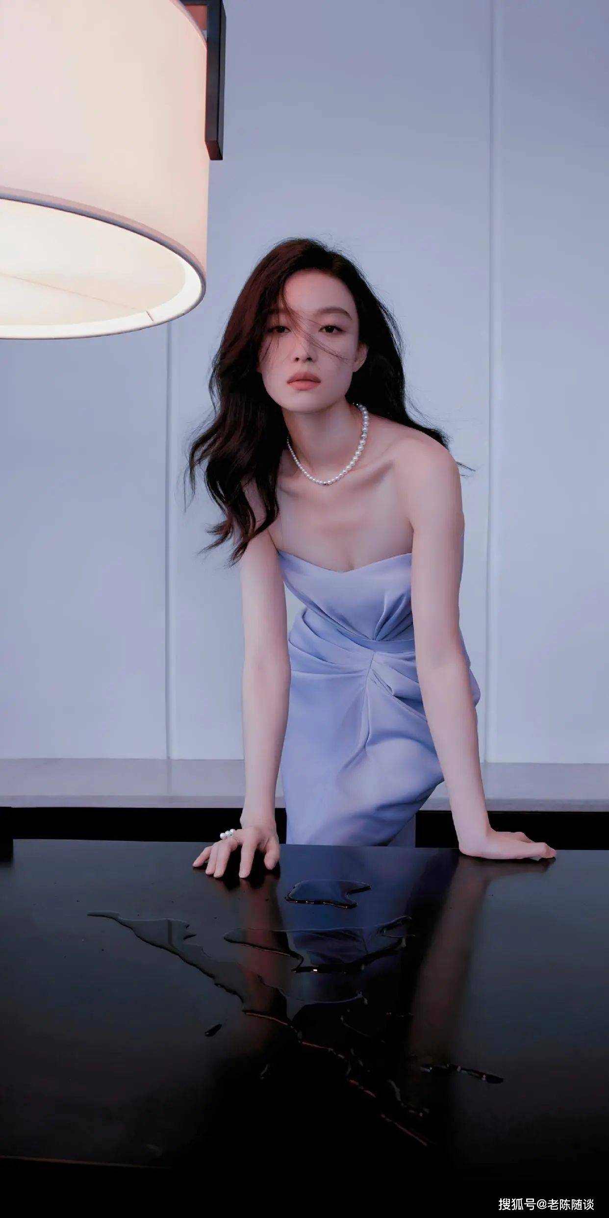 倪妮紫色抹胸礼服造型优雅性感美出圈火辣身材藏不住