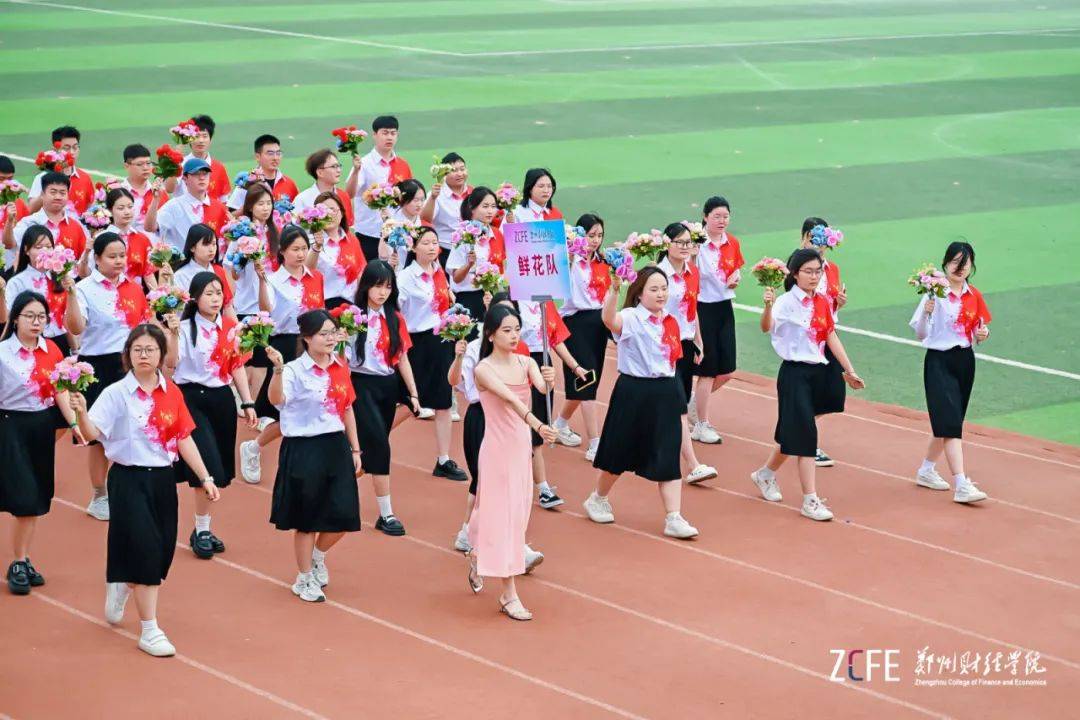 有力的足音叩响责任的回响用整齐划一的队列诠释纪律的尊严目光如炬