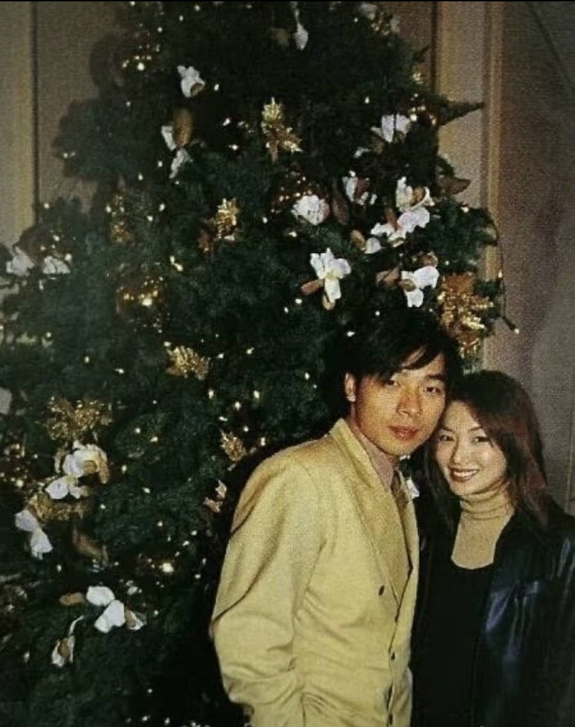 许志安郑秀文香港街头甜蜜挽手,恩爱如初引网友热议
