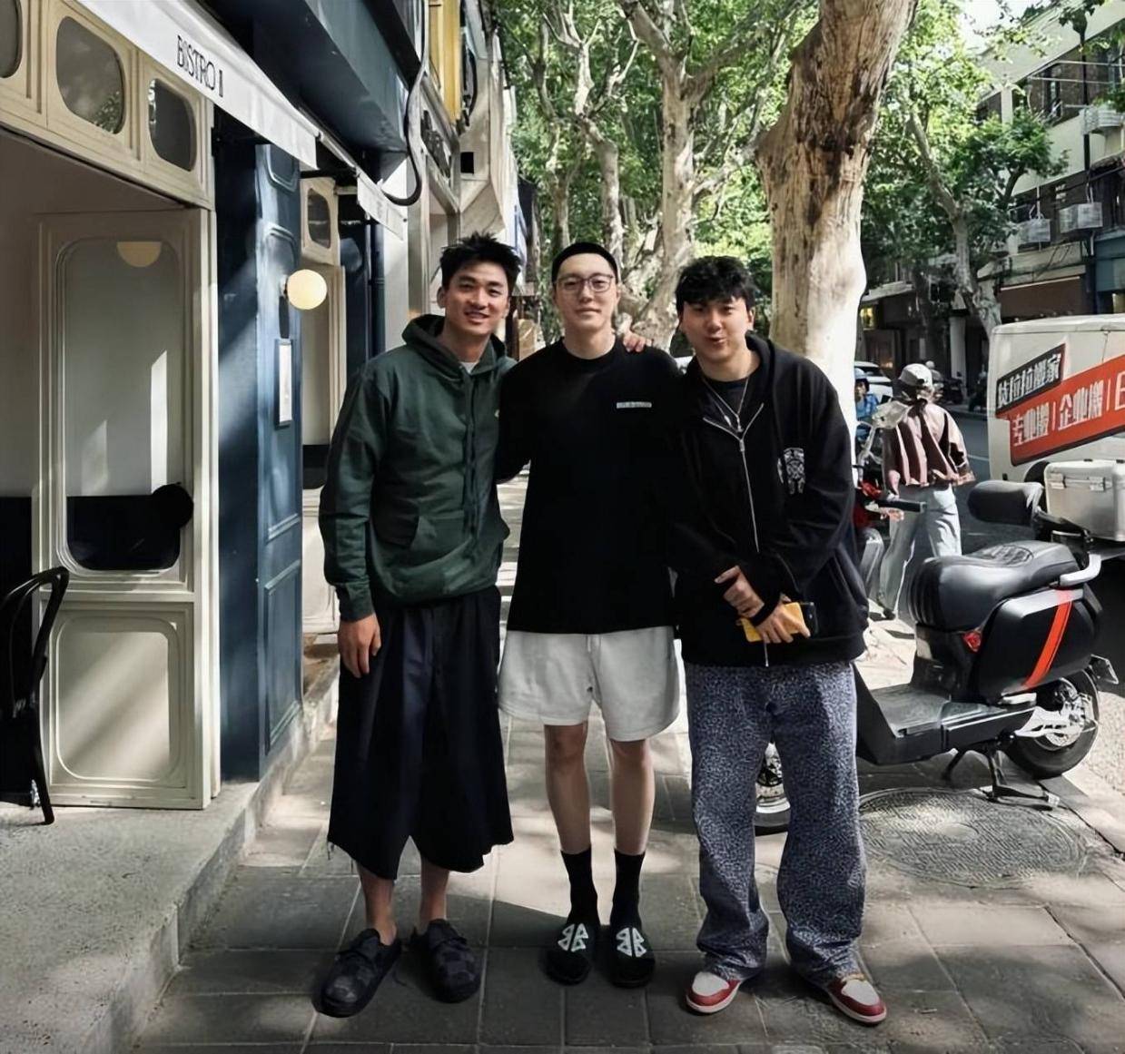 胡明轩于德豪上海逛街！小胡消瘦很多，李弘权领证娇妻小蛮腰