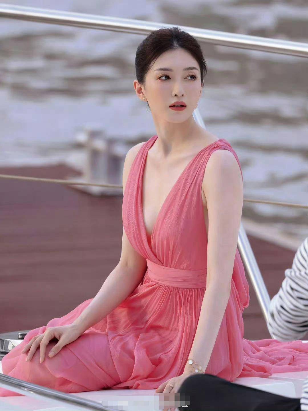 纤腰与深 v 的极致碰撞江疏影粉色纱裙秀出清凉女人味