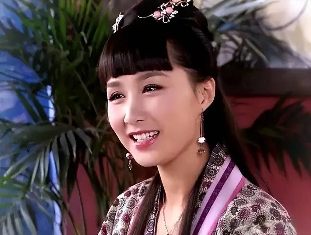 他站在这三位"美女"中间,穿着工装裤,戴着棒球帽,怎么看都像是个"保镖