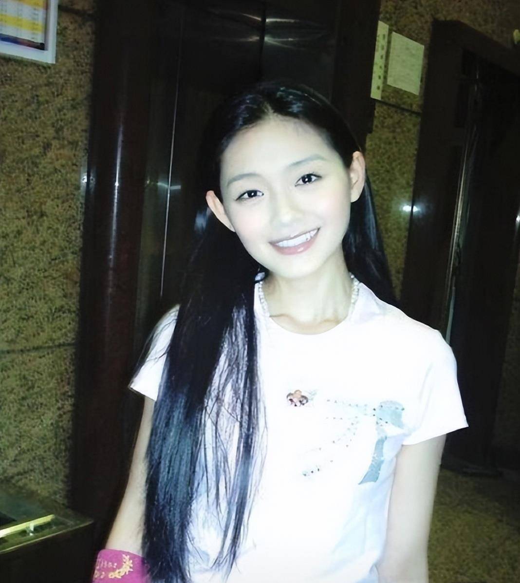 小s二女儿悼念大s翻车!晒自己性感美照,不断模仿大s被吐槽