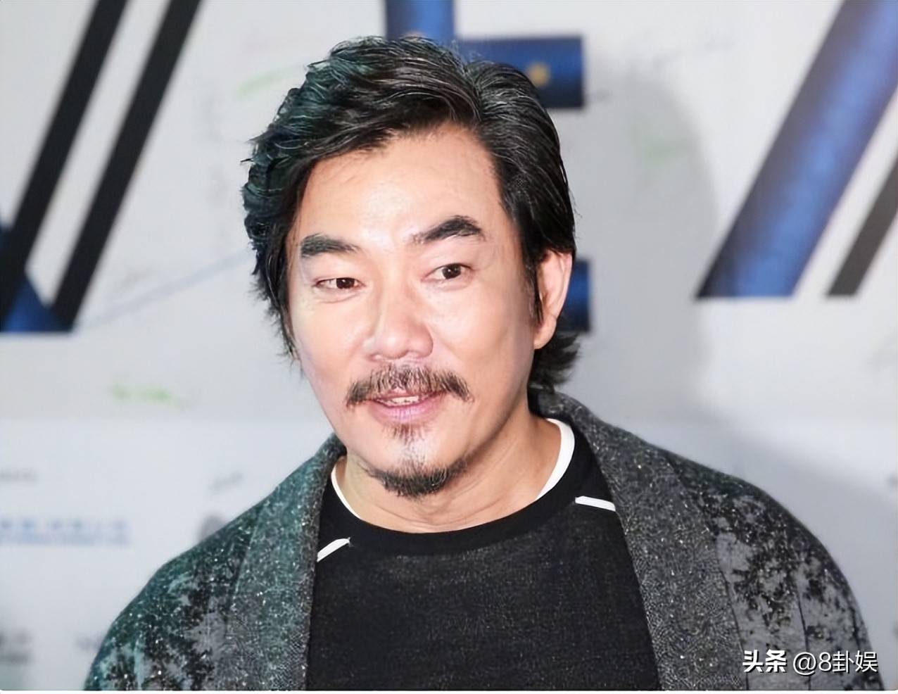 不过,男人越老,越有成熟的魅力,靳东的脸上多了一丝慈爱,年轻时在