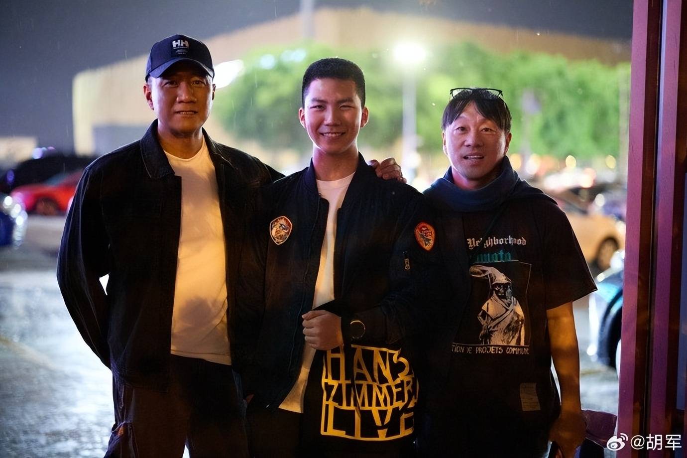 胡军带儿子听音乐会,16岁康康身高超一米八,帅气十足太吸睛!