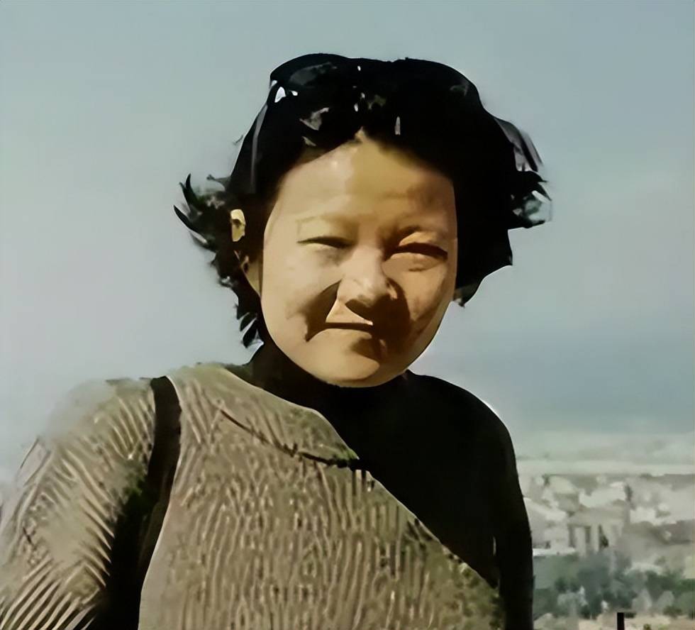 64岁洪晃在巴黎买菜,长老年斑头发花白,穿得很洋气晚年独居国外