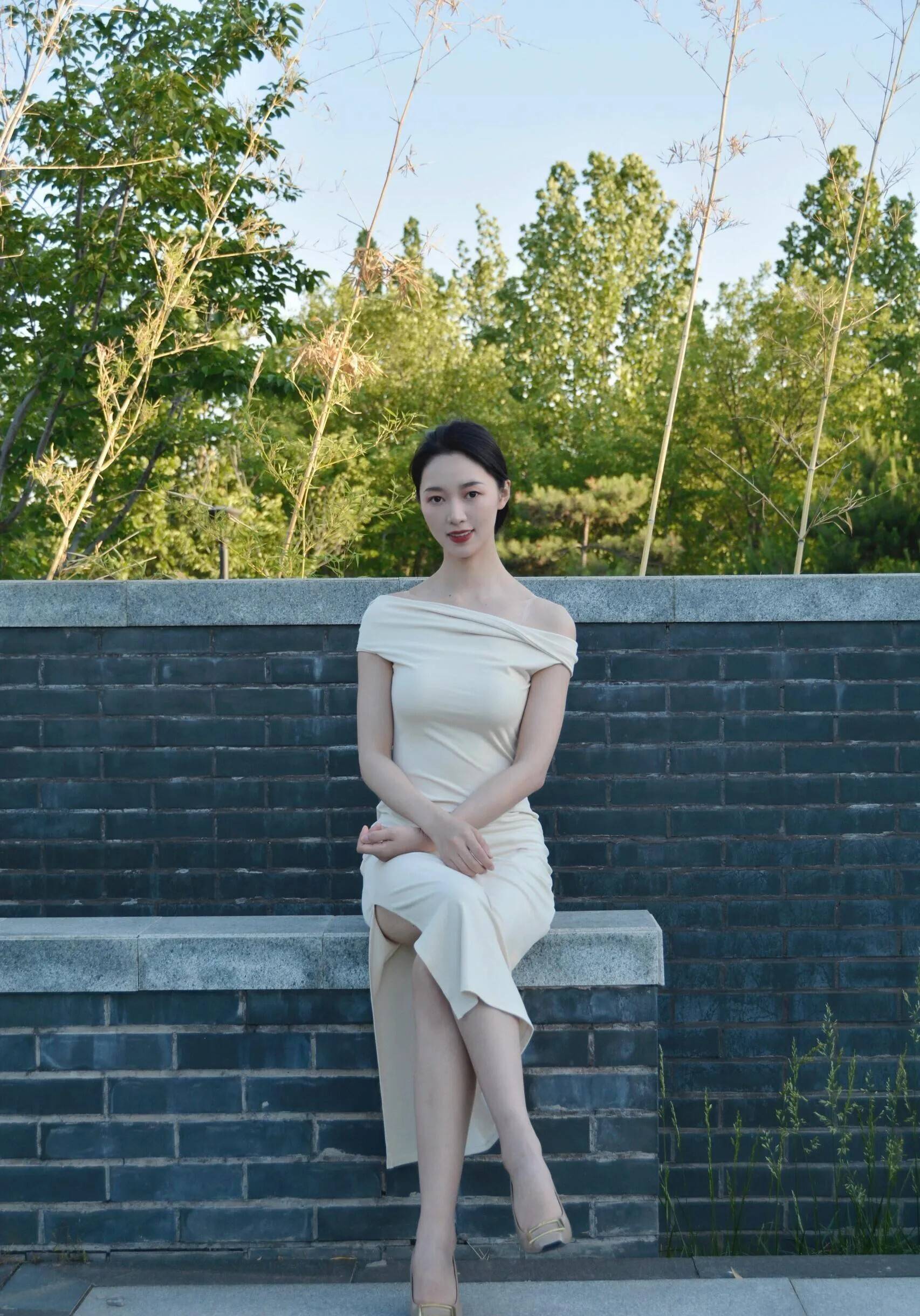 都市丽人:白色连衣裙美女公园摄影写真