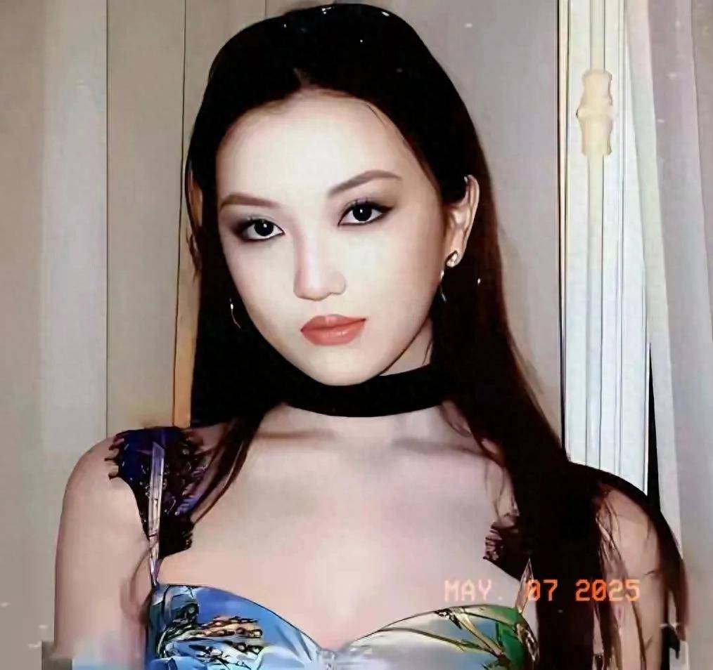 王菲女儿李嫣最新近照曝光,兔唇完全消失,外貌对比之前变化显著