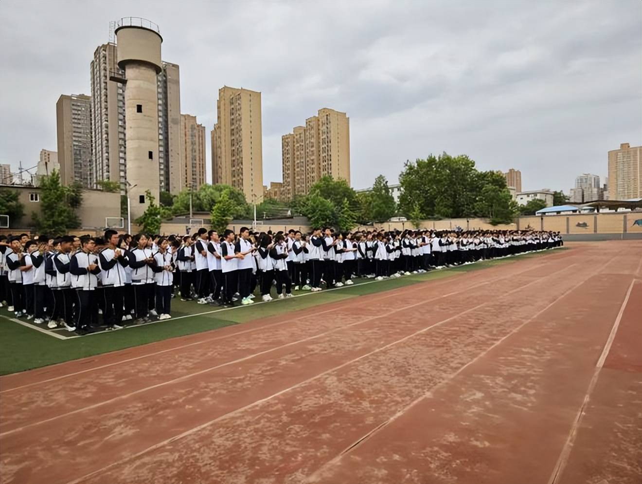 防震演练筑安全 知识培训强意识