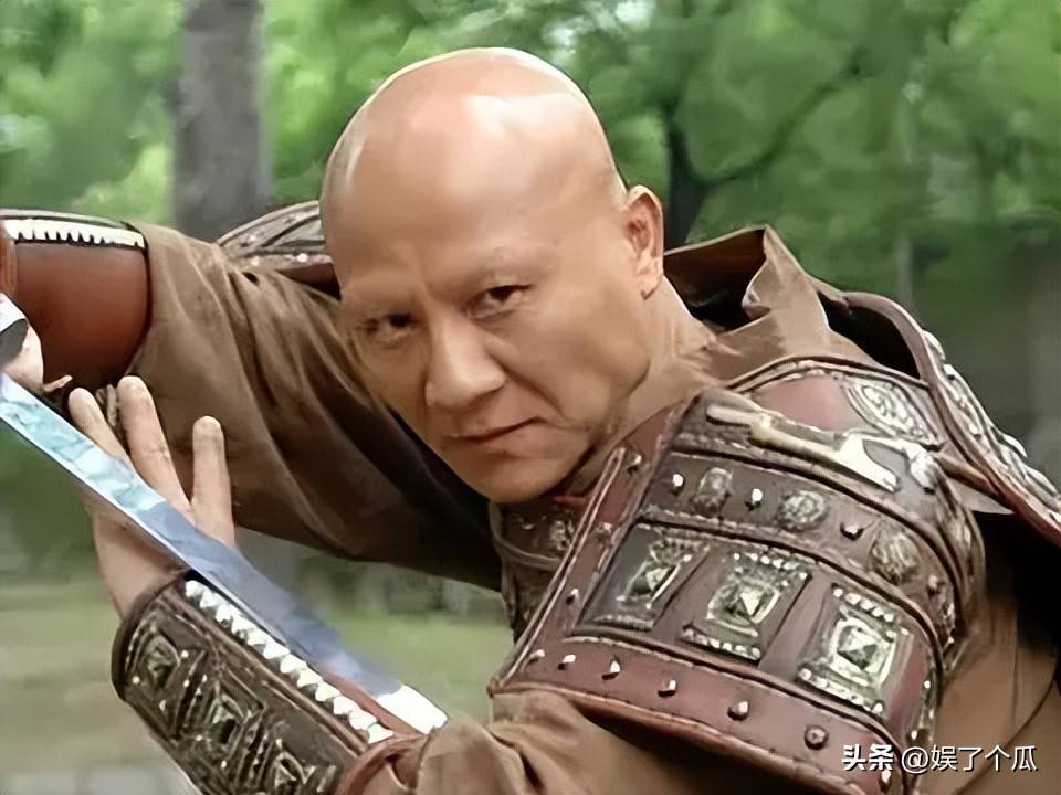 尽管他在银幕上经常出演狡诈阴险的角色,现实生活中的计春华却有着