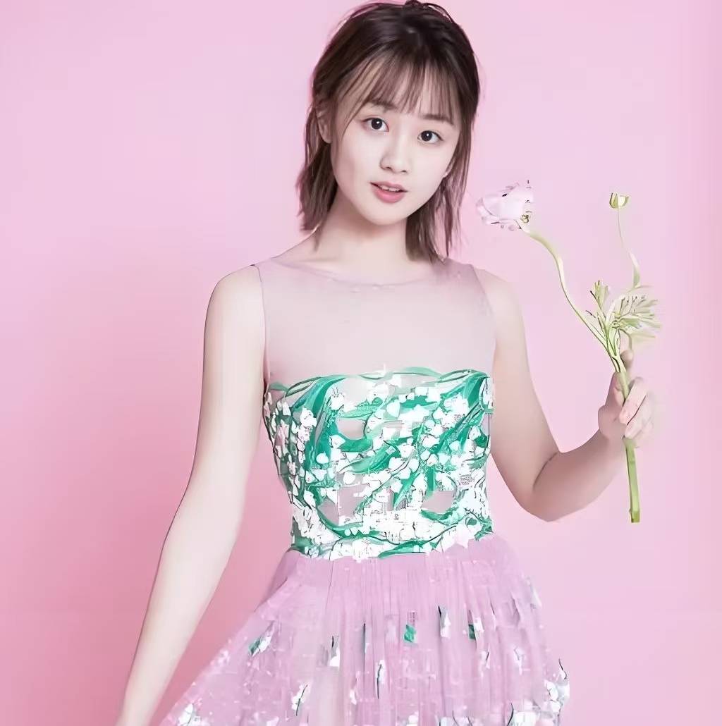 陈芳彤的演艺之路并非一帆风顺,她并非科班出身,最初