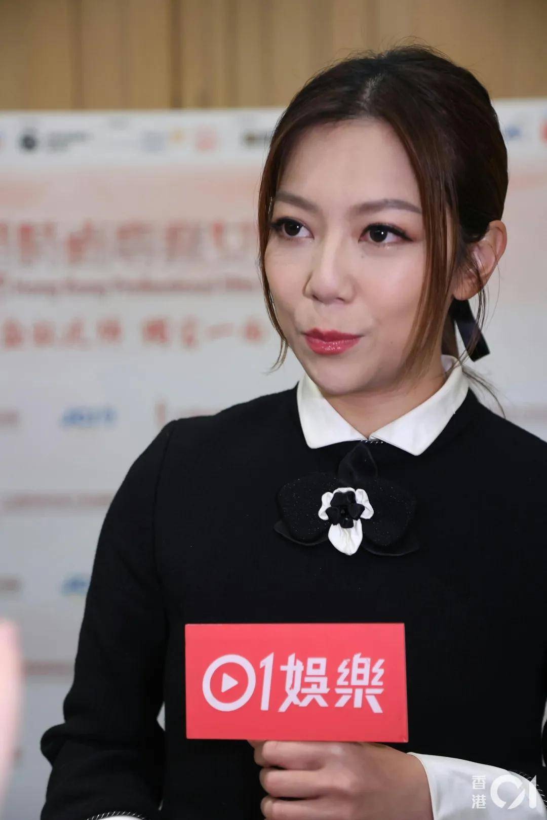 "巨声女歌手"因抱仔狂自转被网民狠批冇脑,亲解点解做呢个动作