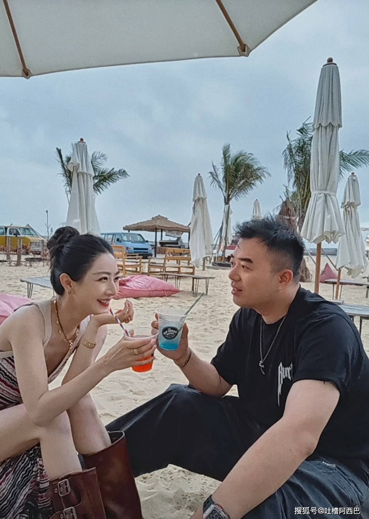 妮妮从爸爸爱薇娅的眼睛里学会了尊重妈妈