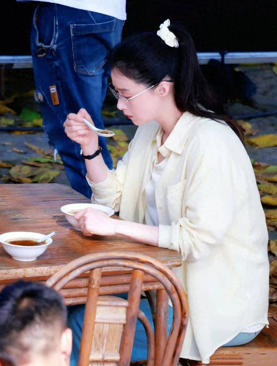 蒋欣暴瘦成纸片人穿鹅黄衬衫戴眼镜大变样网友认不出