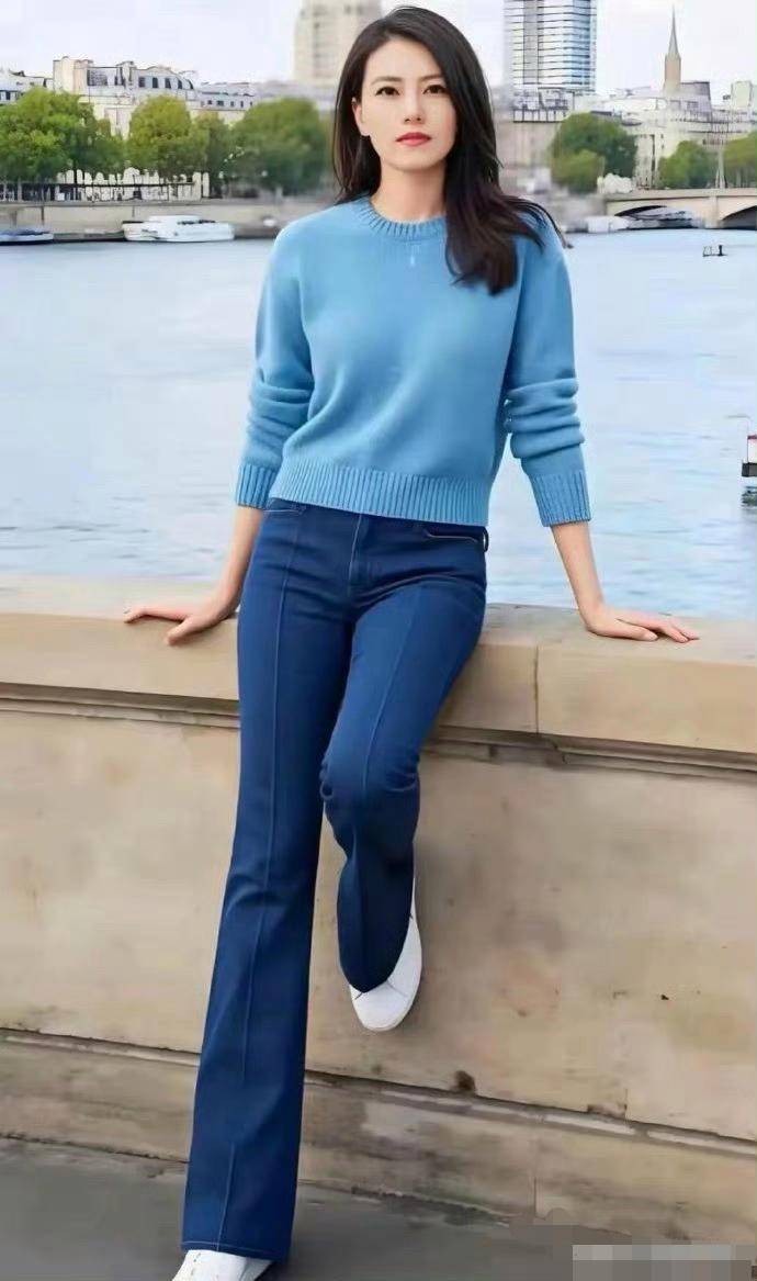 原创高圆圆牛仔裤背影杀翘臀吸睛简约穿搭解锁优雅时髦新风尚