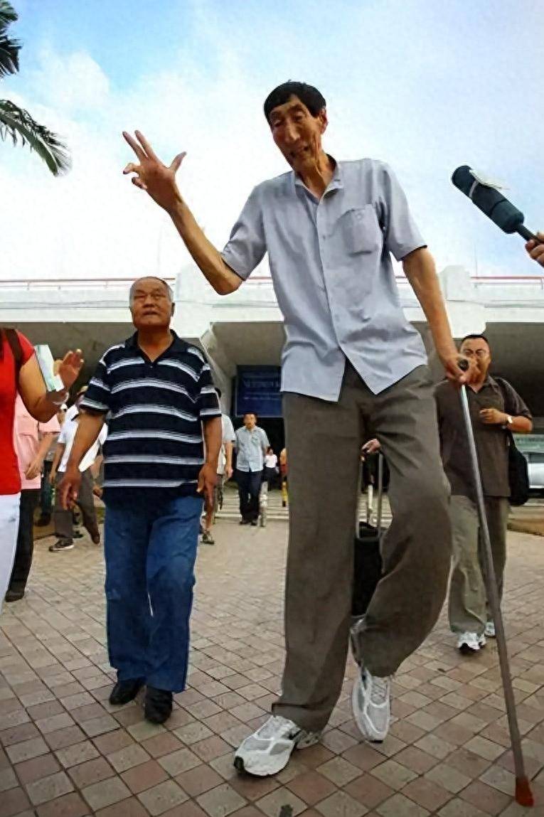 中国第一巨人鲍喜顺,不听医生劝阻执意生子,儿子身高出人意料