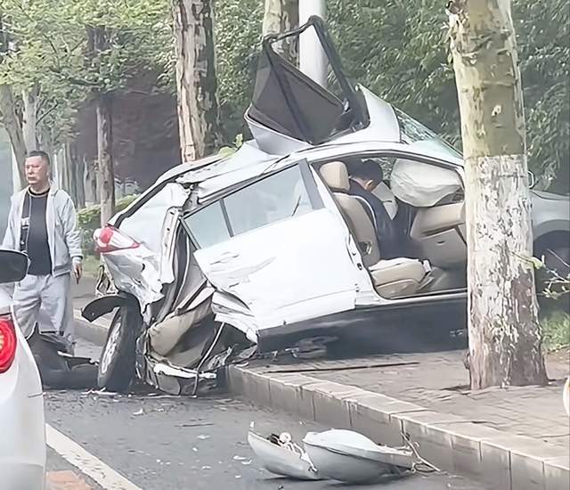 突发!大连西北路惨烈车祸,路人紧急营救血流不止