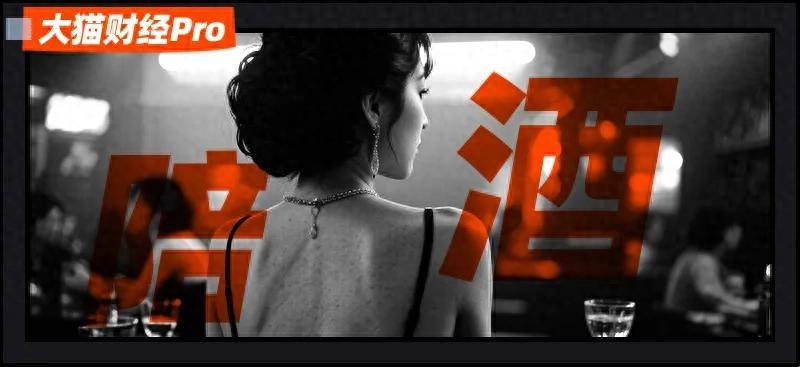 一家经纪人公司的一个美丽的女人去海上陪伴她