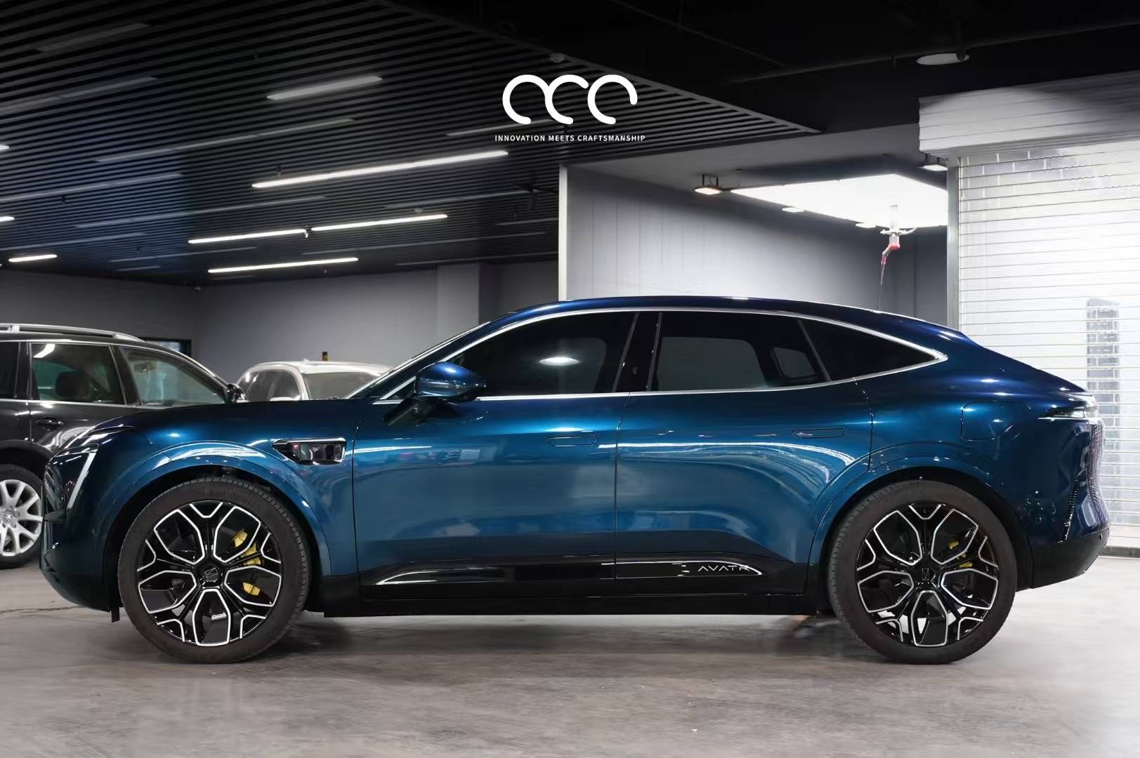 阿维塔11漫彩午夜蓝改色膜,蕴含着低调的奢华感