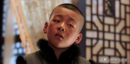 周思羽出生于2003年,父亲是喜剧演员周云鹏