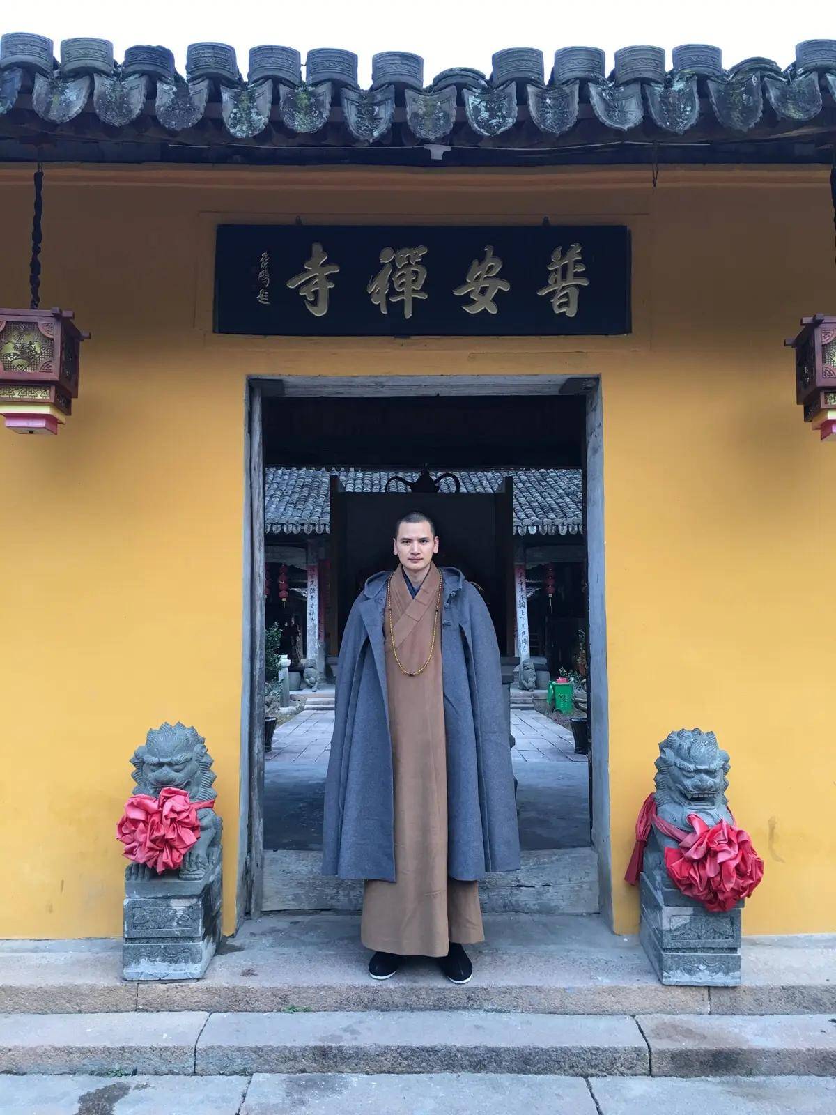 "最帅和尚"释明心:放弃编制去出家,女粉丝送400万法拉利求爱