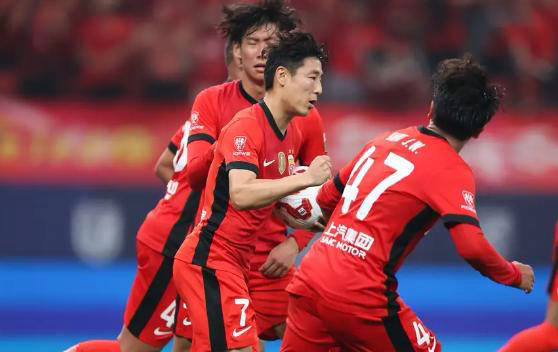 稳定发挥！亚历山大上半场6投4中得到14分3板2助 4次犯规略多