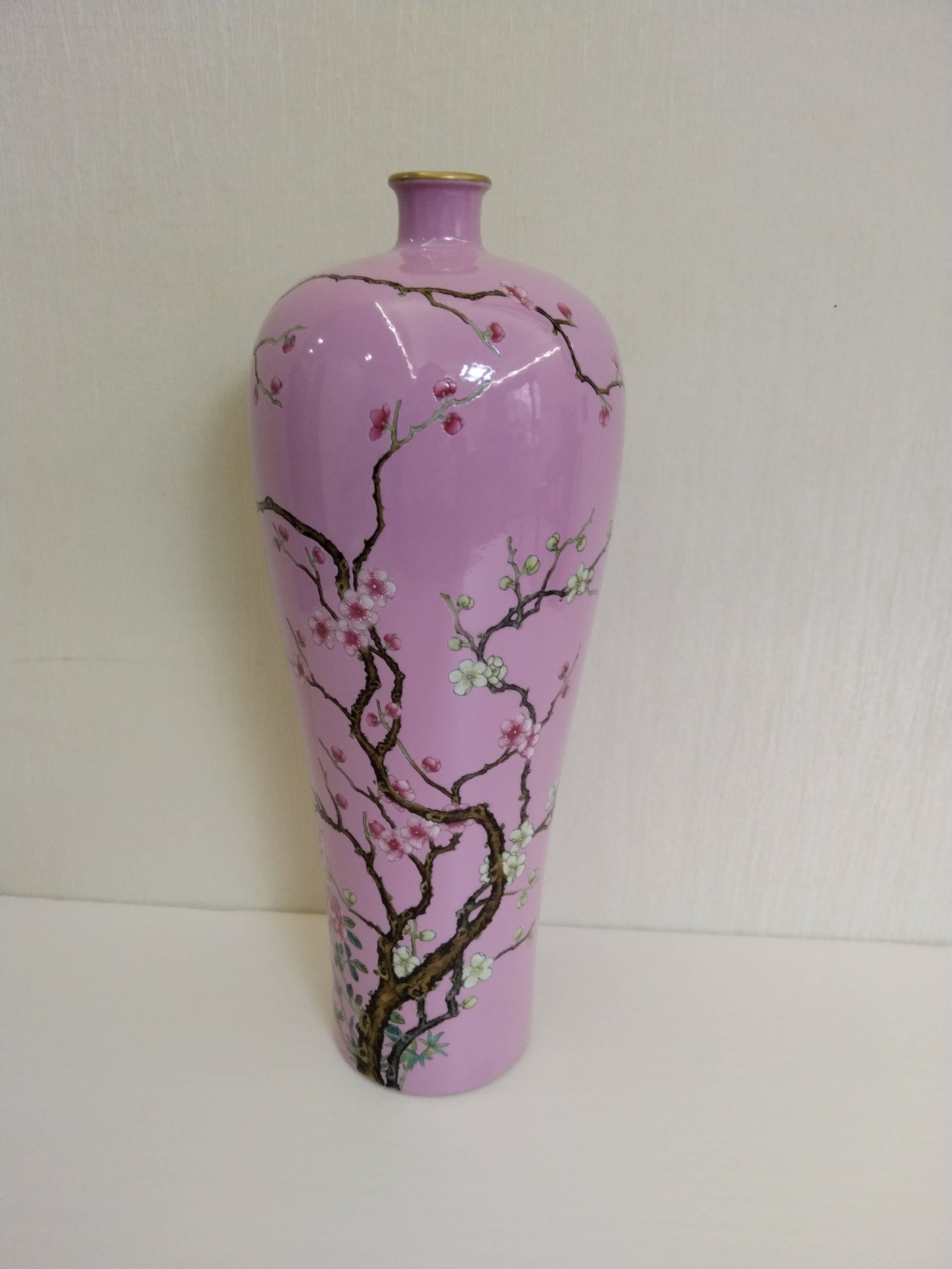 大清雍正年制红地粉彩梅花纹梅瓶盛世雅器瓷艺瑰宝