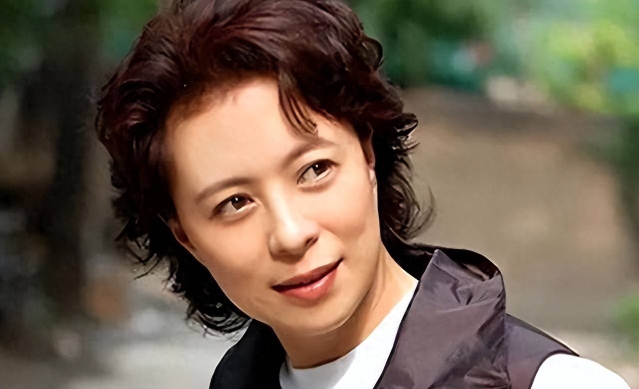 她是国家一级演员,与富豪结婚37年零绯闻,儿子帅气是她的骄傲