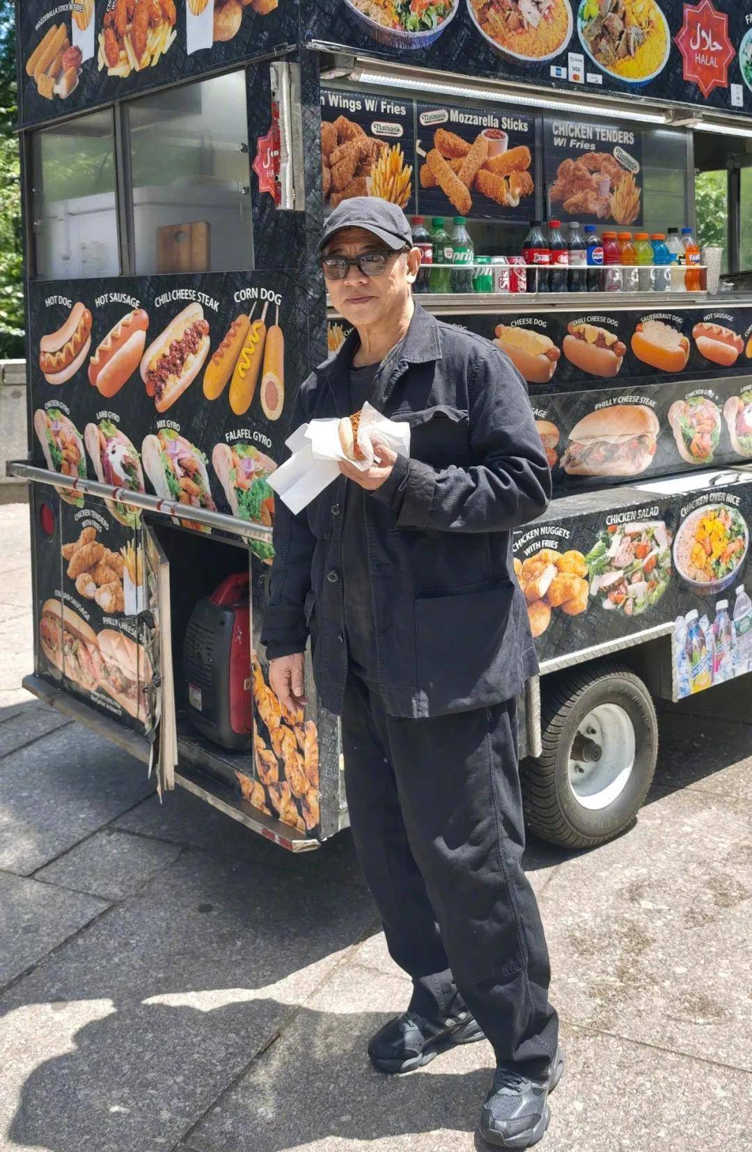 李连杰罕见晒国外接地气生活,吃路边摊坐地铁,将复出拍武侠片