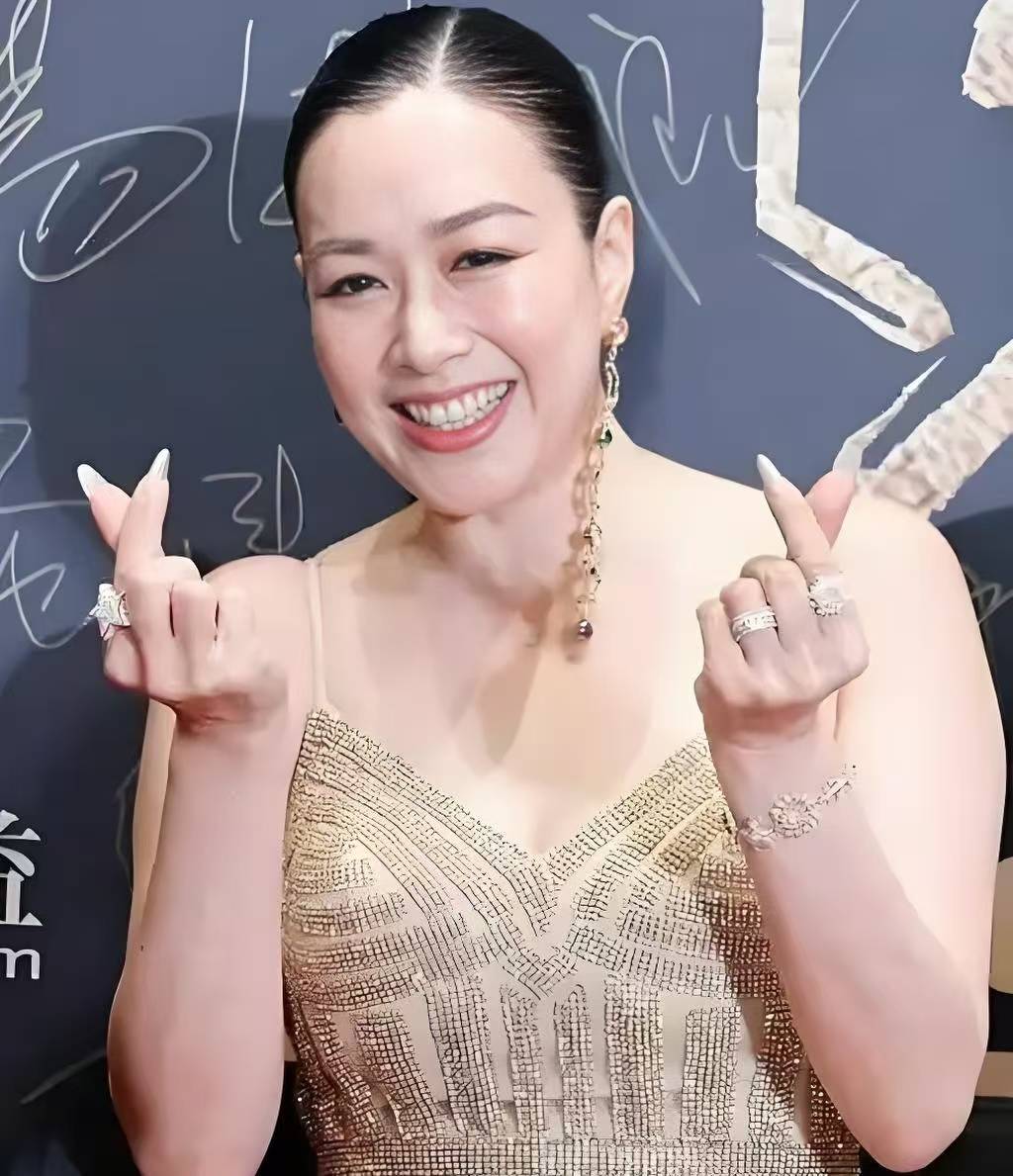 钟丽缇幼女 15 岁美出圈,十年前童年照曝光,颜值逆袭太惊人!