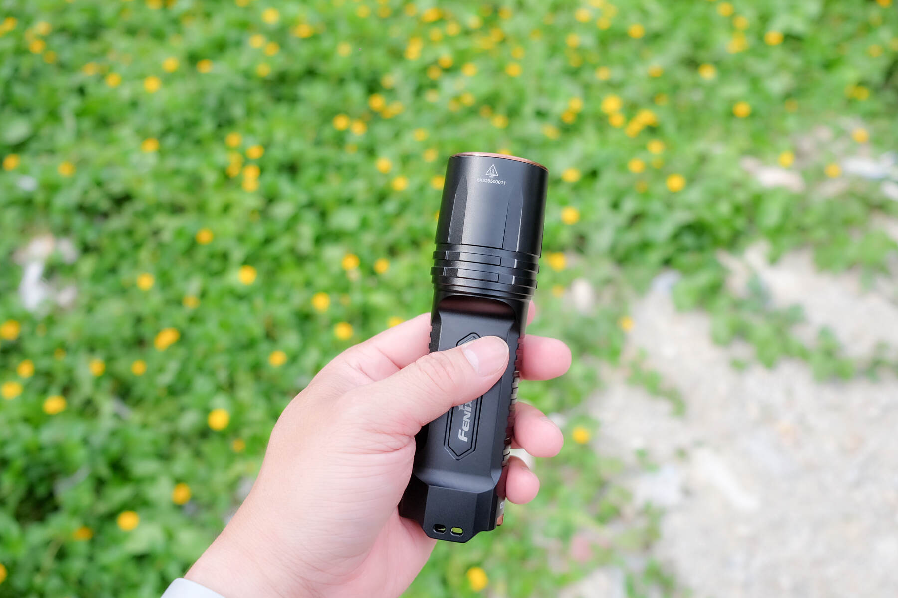 碾压级亮度，5800流明+610米远射程，这款战术手电让黑夜无所遁形