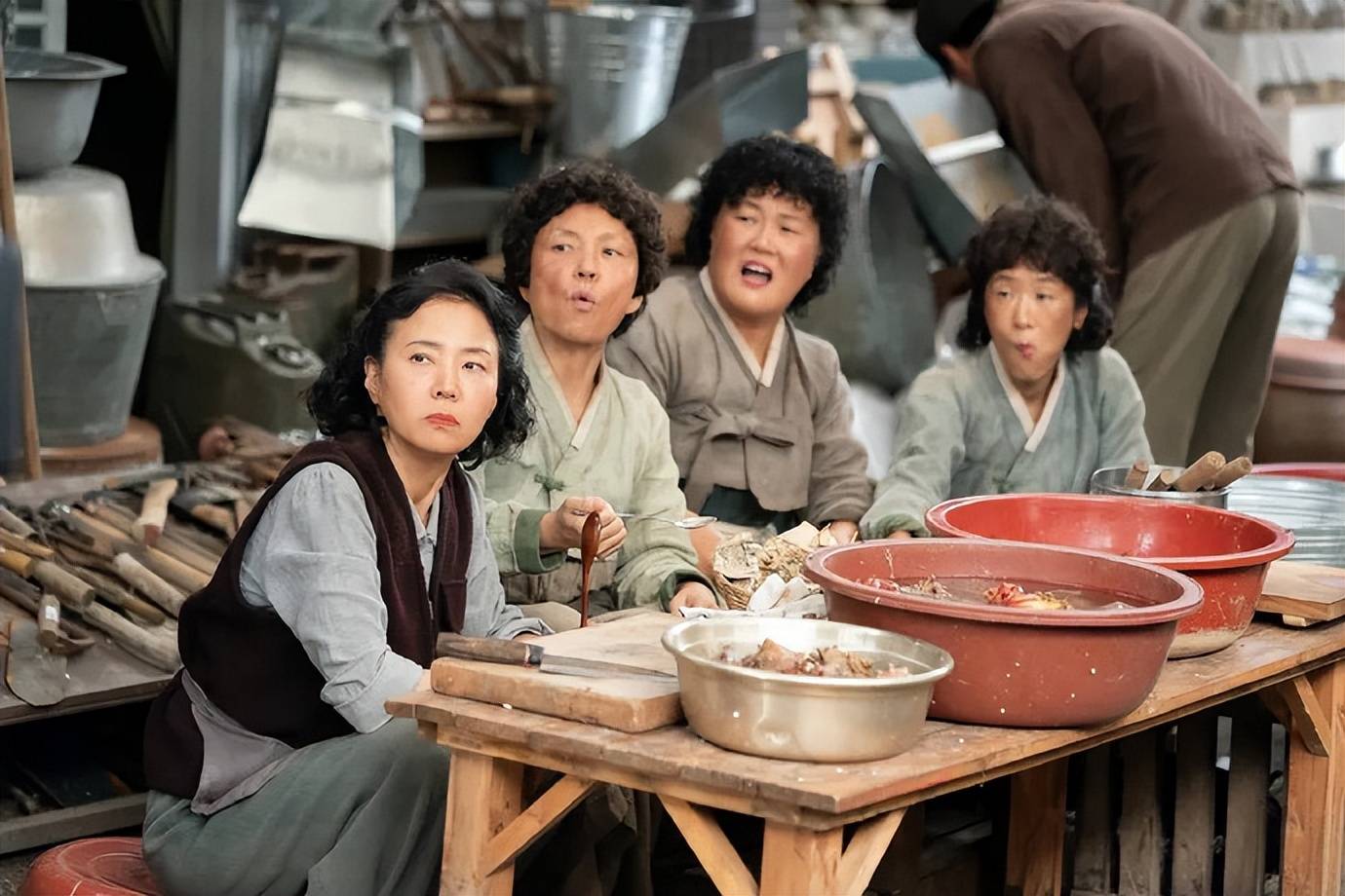 “苦尽柑来”变”苦尽寒来”?群演控诉:除了IU,我们连饭都吃不上! 插图2 “苦尽柑来”变”苦尽寒来”?群演控诉:除了IU,我们连饭都吃不上! 插图2