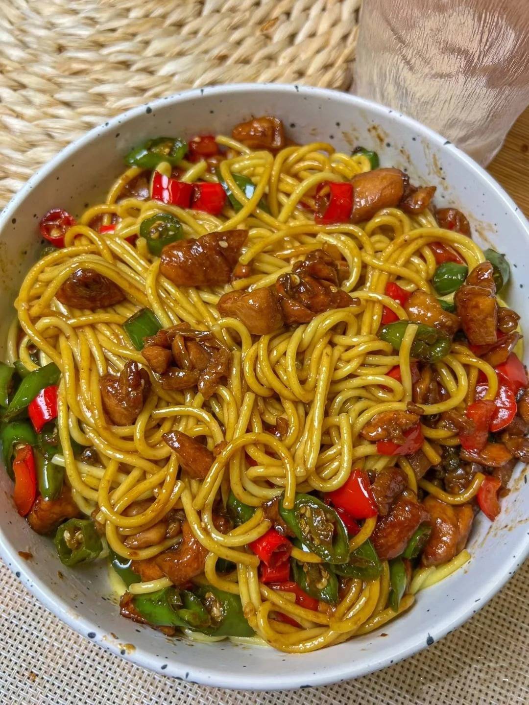 满口爆香,滑嫩面条入味的辣子鸡拌面,酱香麻辣爆超过瘾!