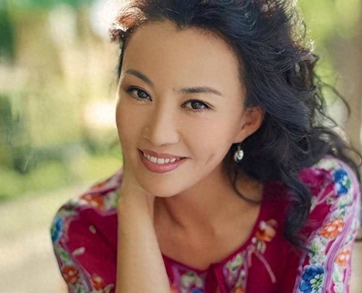 演员马丽:国家一级演员,丈夫宠爱33年,戏红人不红依旧幸福