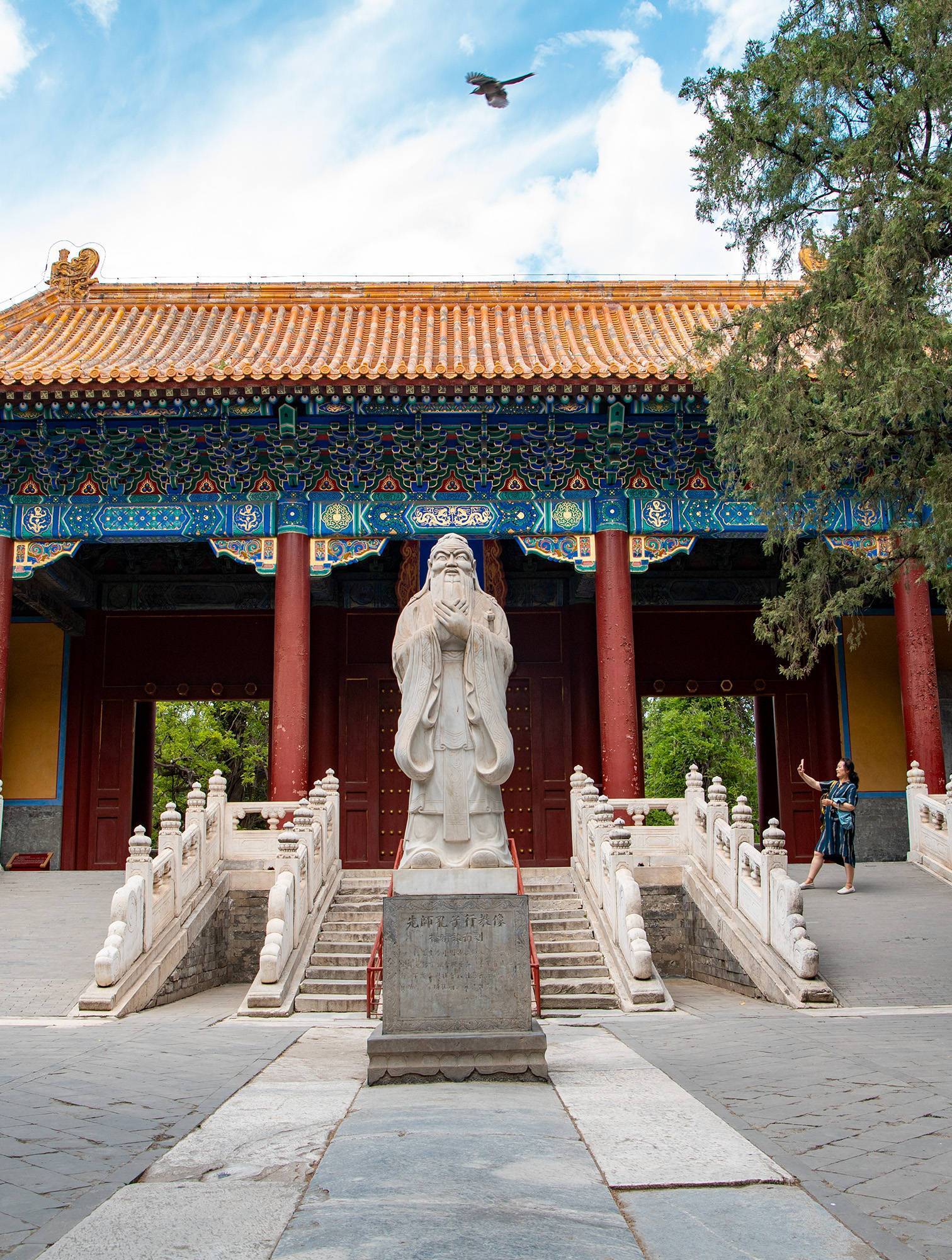 载体,以孔庙,孔府,孔林三大主体构筑起跨越两千余年的儒学传承史诗