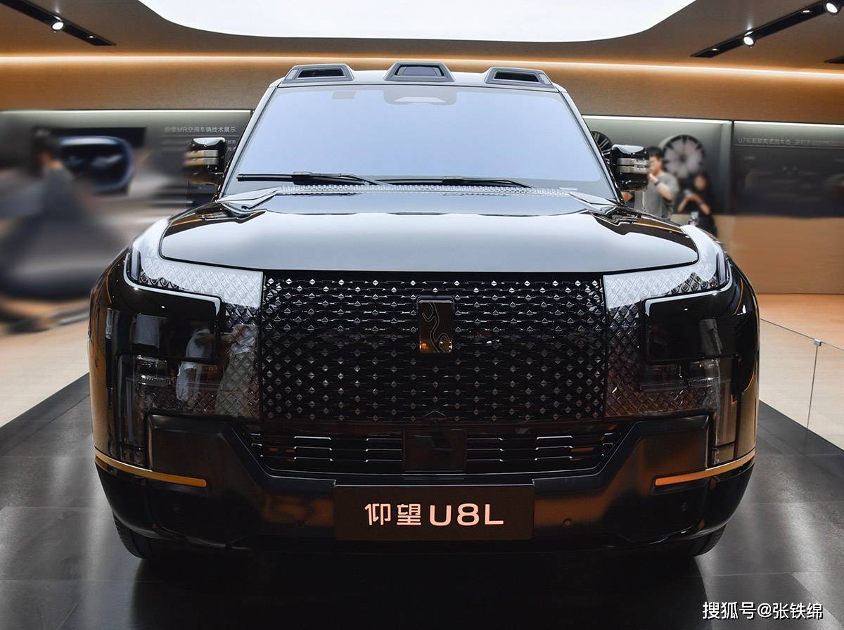 仰望U8L新车型亮相，车长5米4，曜石黑车漆+金色装饰，下半年上市